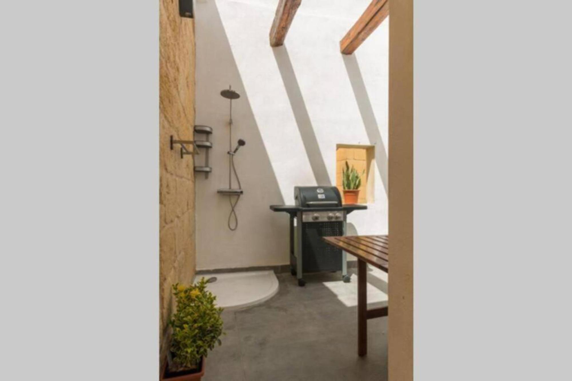 Authentic Gf Apartment With Terrace At The 3 Cities Marina Cospicua Exterior photo